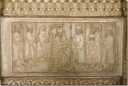 نقش برجسته تقلید شده از تخت جمشید بالای شومینه نارنجستان قوام